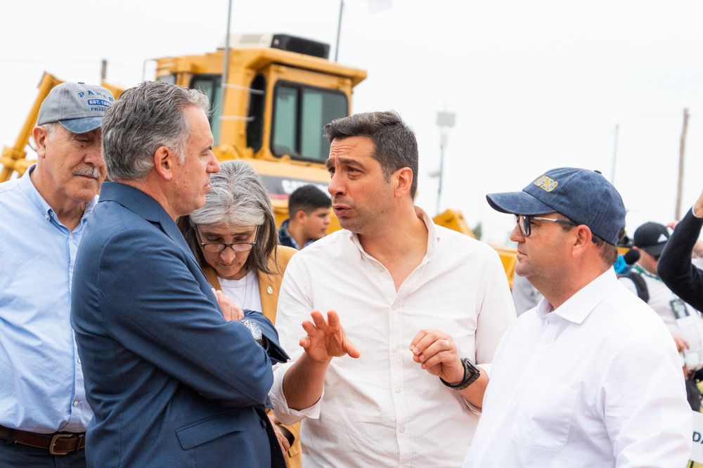 Orsi, acompa&ntilde;ado por Luc&iacute;a Etcheverry, ministra de Transporte y Obras P&uacute;blicas, fue asesorado durante la recorrida por los directores de Uruforest, por referentes del sector y por el director forestal del Ministerio de Ganader&iacute;a, Agricultura y Pesca, Gast&oacute;n Mart&iacute;nez.