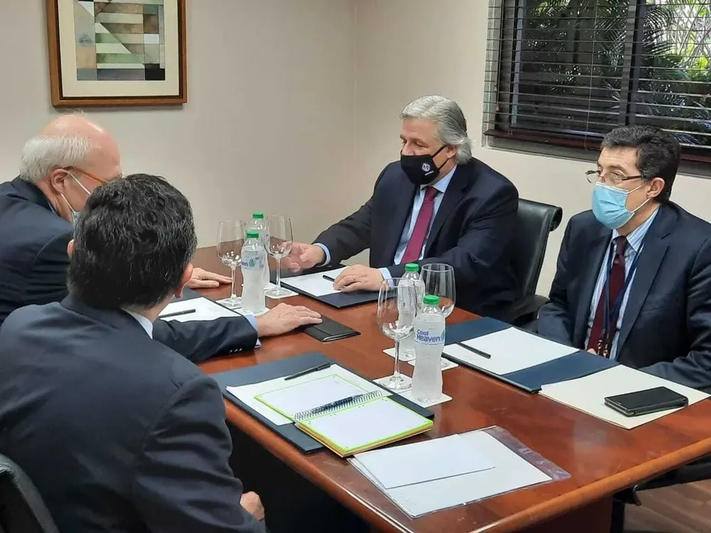 El canciller Francisco Bustillo y su director de Políticas, Ricardo González Arena