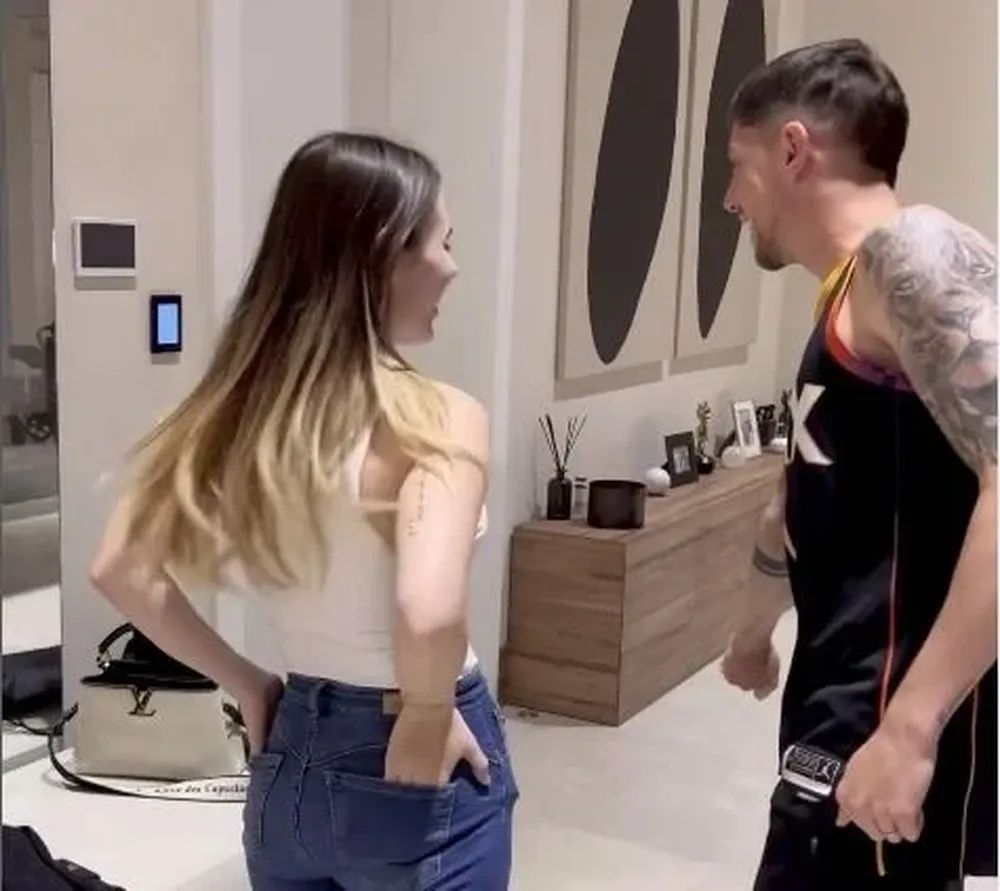 Valverde le muestra el tatuaje a Bonino