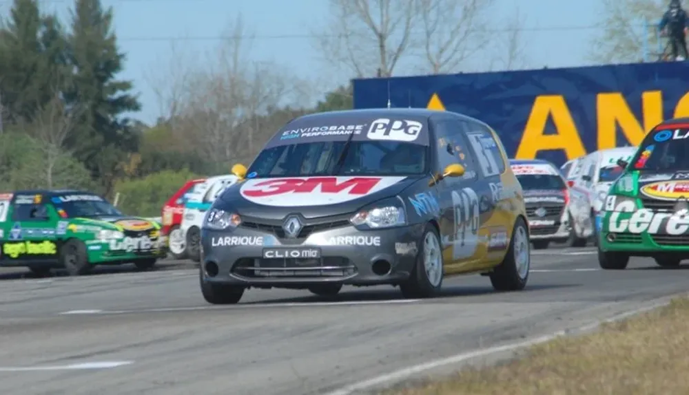 El tricampeón Ferra ganó y se puso a tiro en el torneo de Superturismo.
