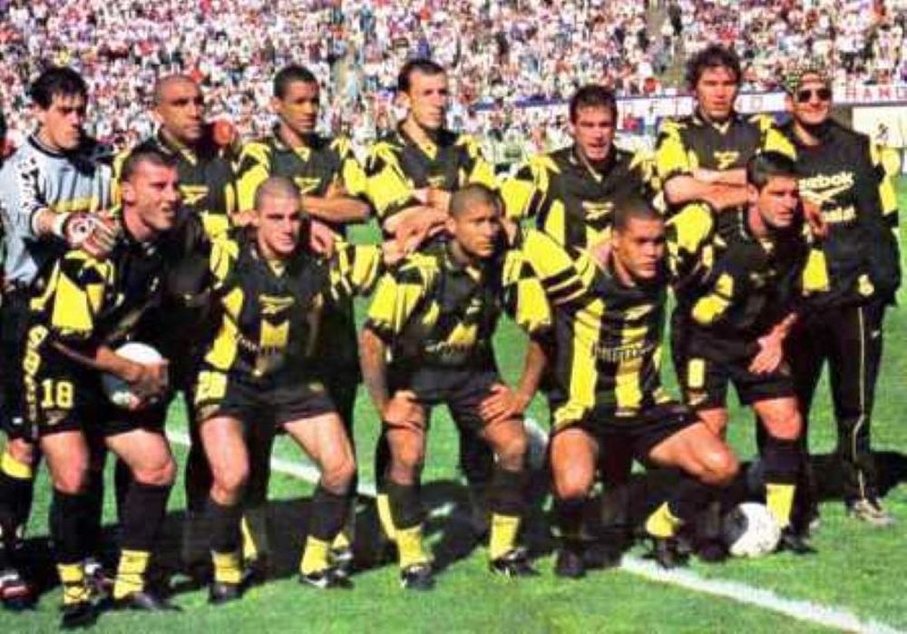 Peñarol en 1999: arriba, Claudio Flores, Marcelo De Souza, Cafú Barbosa, Joe Bizera, Pablo Bengoechea y José Enrique De los Santos; abajo, Gabriel Cedrés, Walter Pandiani, Marcelo Romero, Darío Rodríguez y Antonio Pacheco