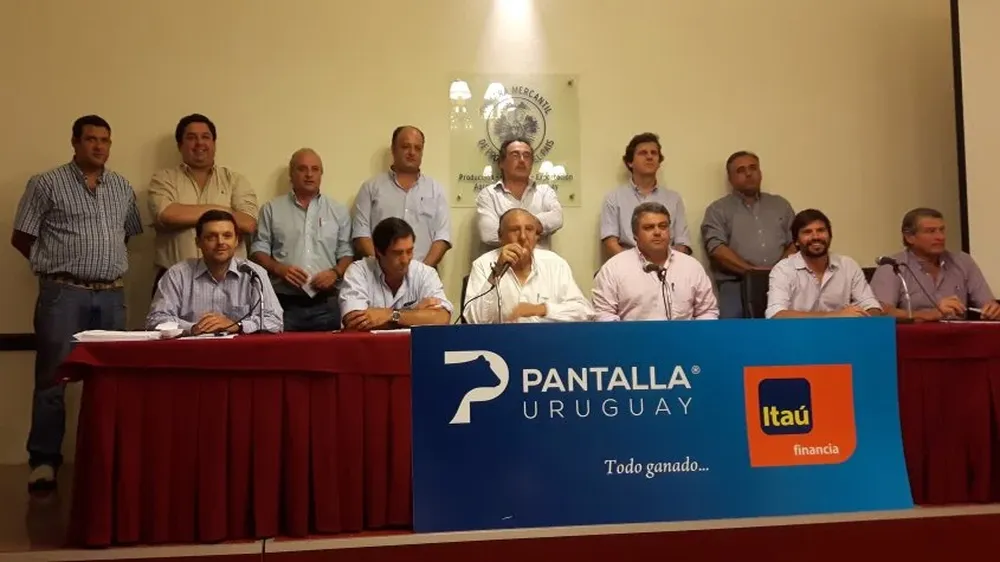 Integrantes de Pantalla Uruguay, de Estudio 3000 y de banco Itaú en la conferencia