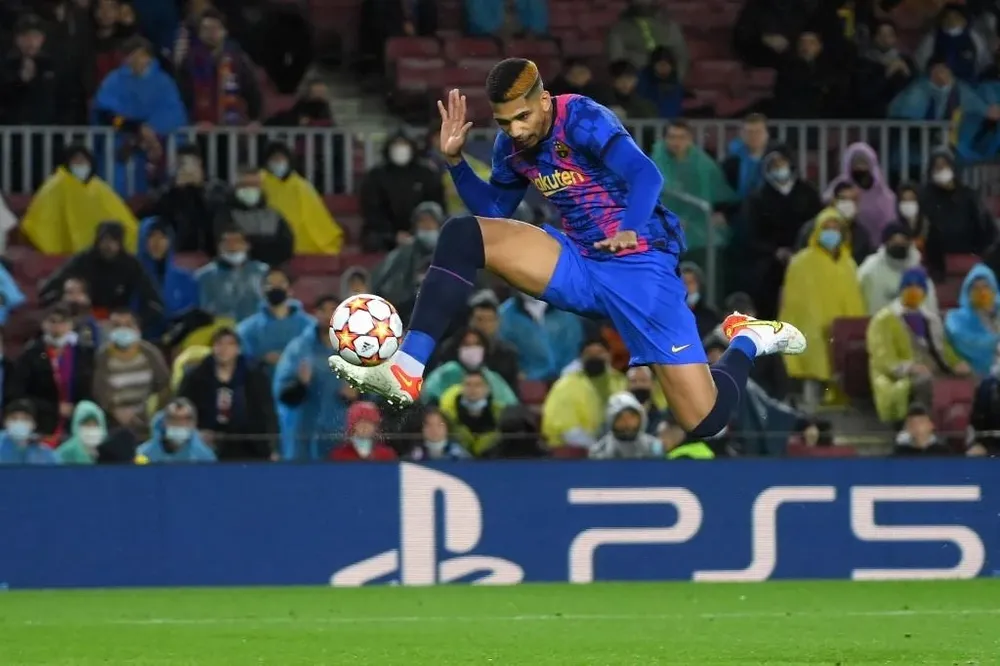 Ronald Araújo en acción