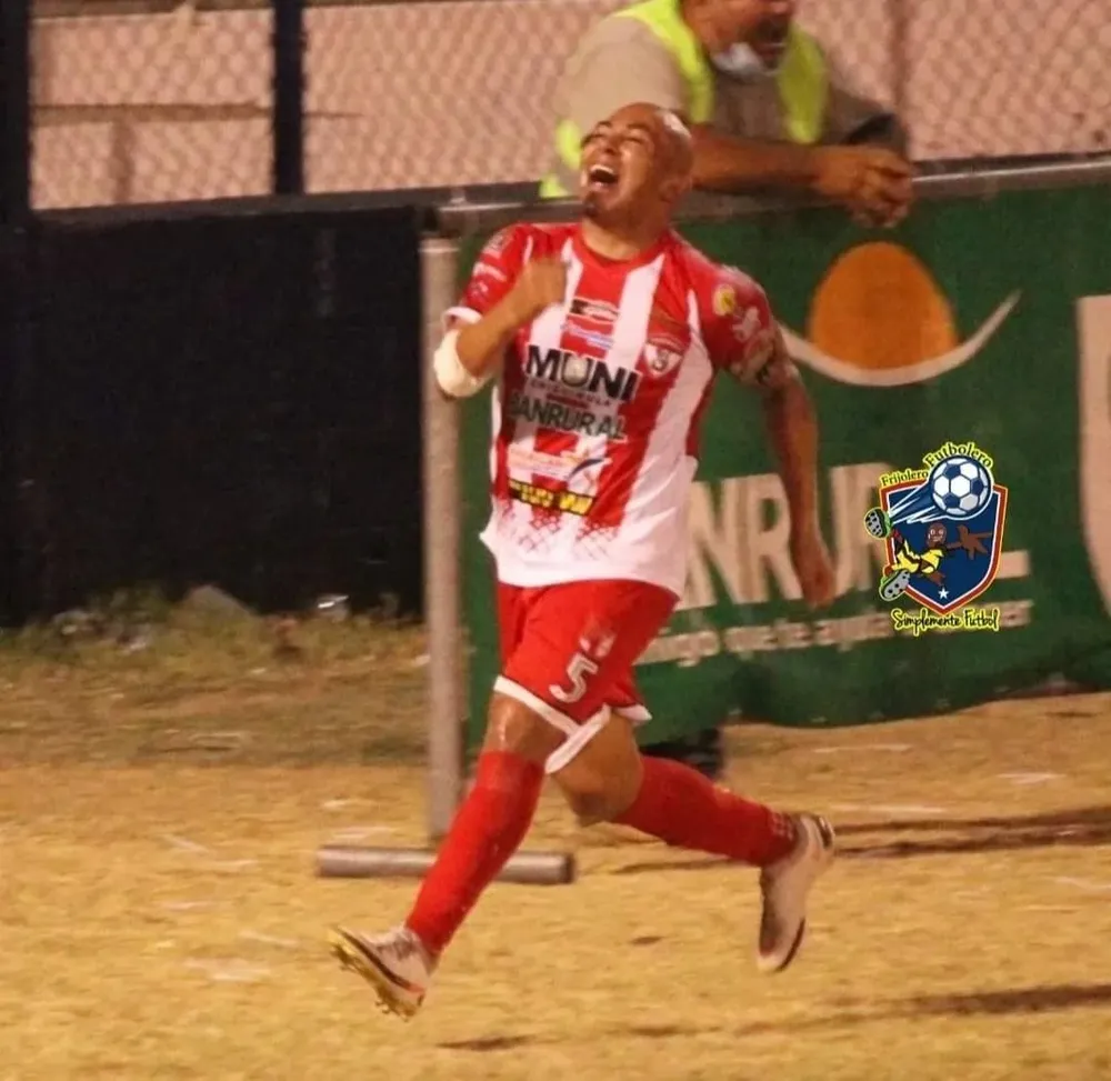 Egidio Arévalo Ríos festeja su gol en Sacachispas de Guatemala