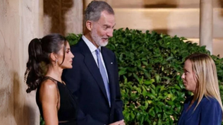 Felipe VI, la reina Letizia y Giorgia Meloni, en un pasado encuentro.