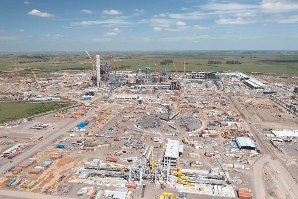 Las obras en la planta de UPM se paralizaron este martes por la muerte de dos trabajadores.