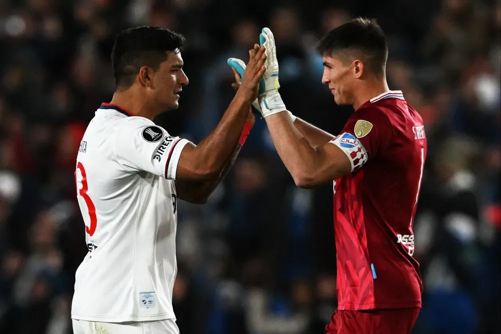 Sergio Rochet le deja la cinta de capitán a Diego Polenta