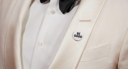 Muchos de los invitados lucieron pines contra ICE.