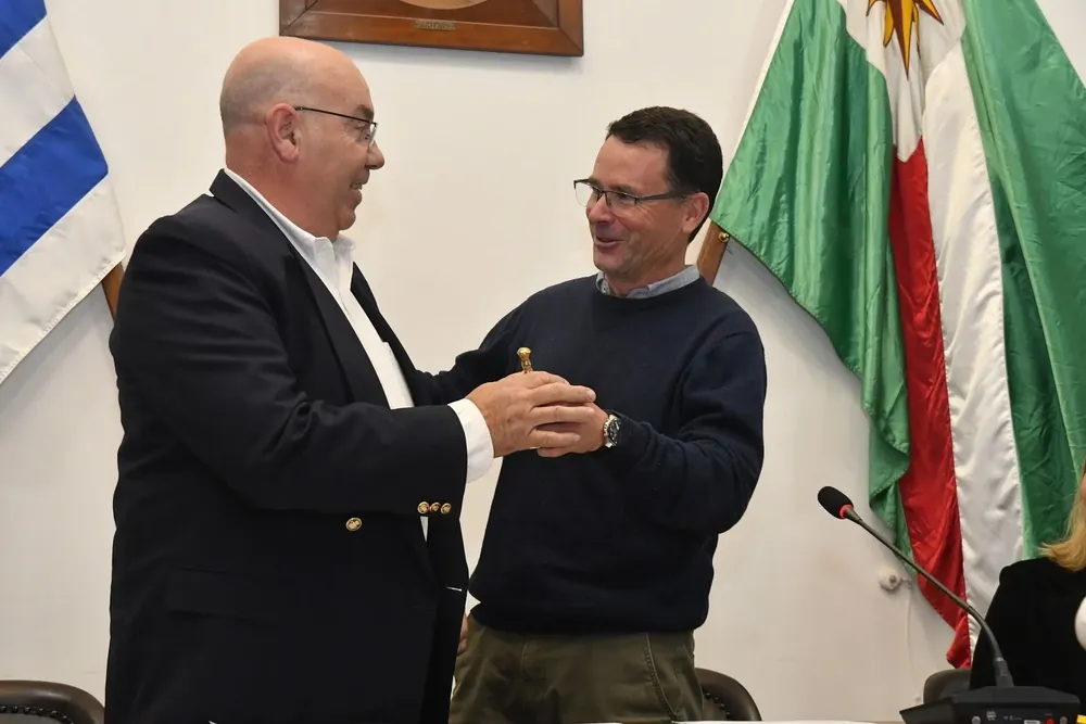 Uría le cedió a Rodríguez la campanilla con la que se ordena la reunión de directivos..