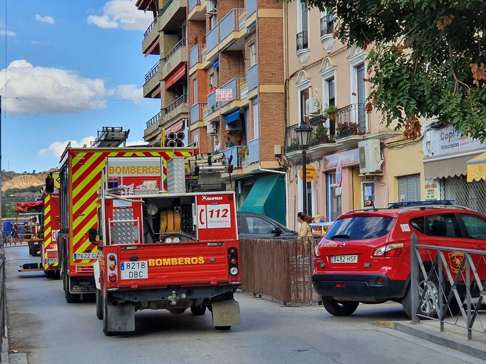 Bomberos de Guadix, en Granada, llegaron hasta la granja inundada donde muieron ahogados 42.000 pollos. EUROPA PRESS