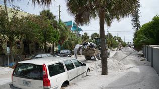 Un cargador de la Guardia Nacional del Ejército de Florida mueve escombros de la sección Pass-A-Grille de St. Petersburg antes de la llegada prevista del huracán Milton a mediados de esta semana, el 7 de octubre de 2024, en Florida.