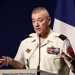 El jefe de Estado Mayor francés, Thierry Burkhard, en su inusual conferencia de prensa en París. AFP