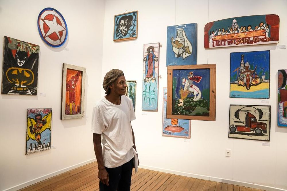 Víctor Andrade en la inauguración de la exposición Sin capa pero con vuelo