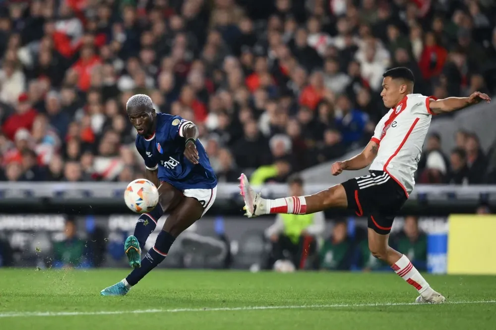 Christian Ebere ante Marcelo Herrera