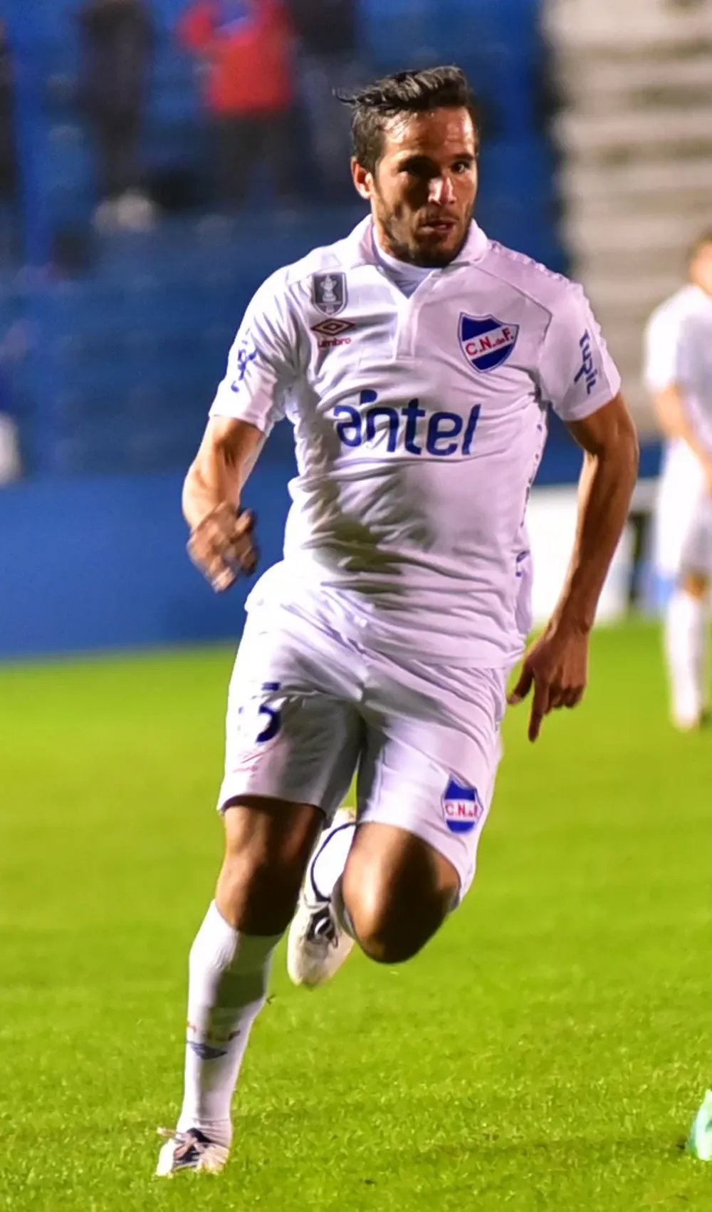 Álvaro González jugó el primer tiempo contra Liverpool