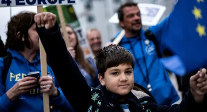 casi dos millones de europeos quieren seguir en reino unido a pesar de complejo brexit