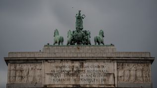Cielo nublado sobre el Arco de la Victoria en Moncloa.