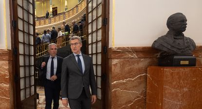 El vicesecretario de Coordinación Autonómica y Local del PP, Elías Bendodo, y el presidente del Partido Popular, Alberto Núñez Feijóo.