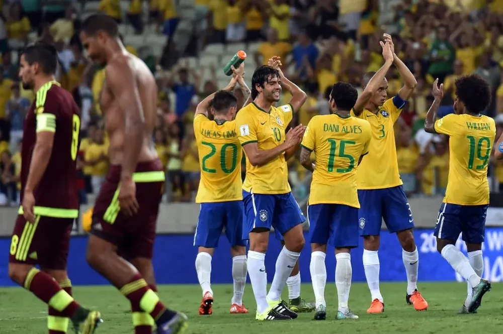 Kaká y Dani Alves encabezan el festejo de Brasil ante Venezuela