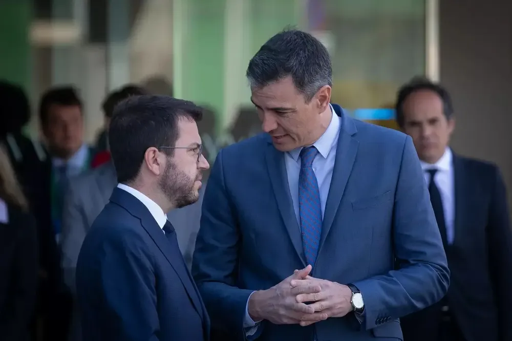 El presidente del Gobierno, Pedro Sánchez, y el presidente de la Generalitat de Cataluña, Pere Aragonès.