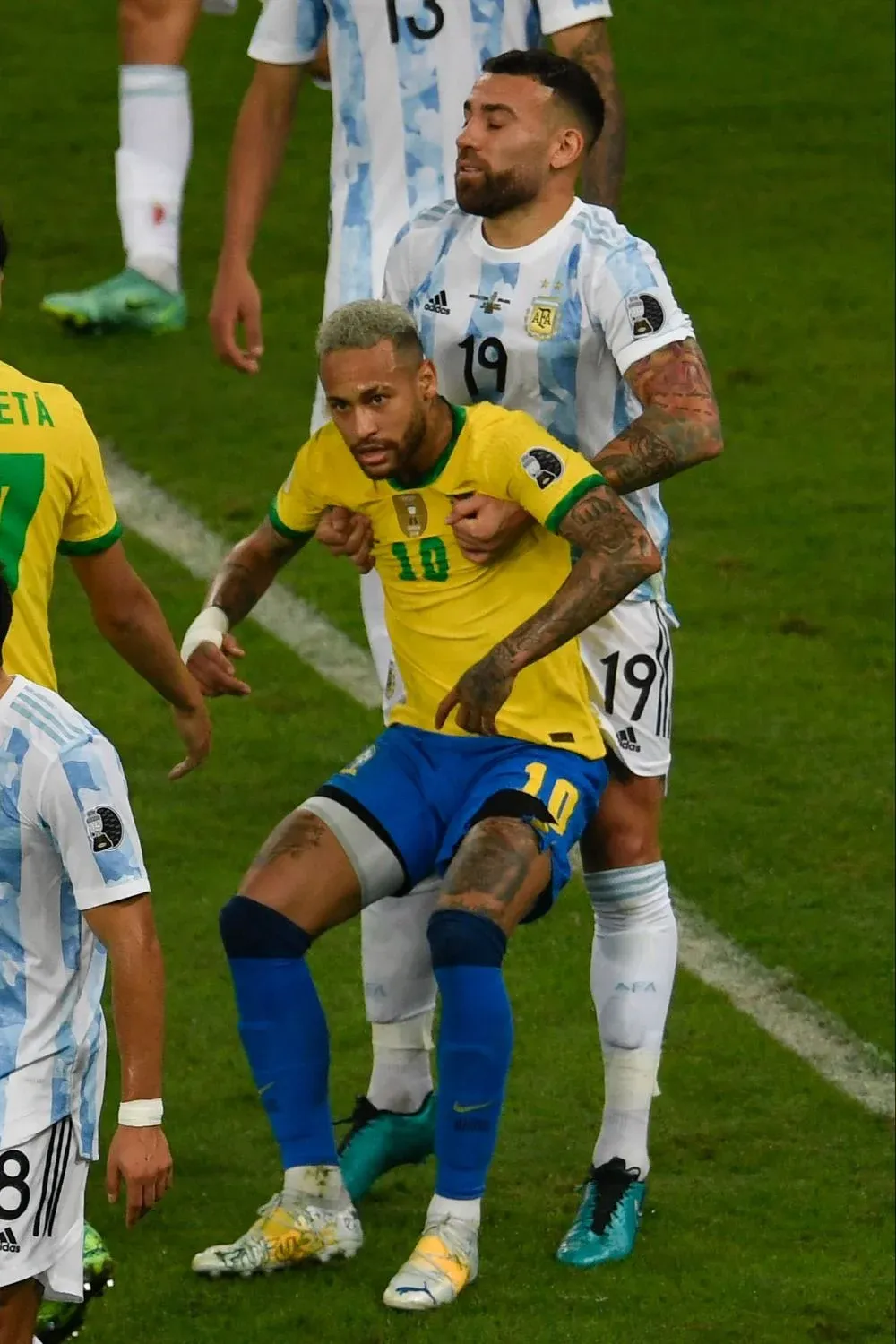 Así levantó Otamendi a Neymar