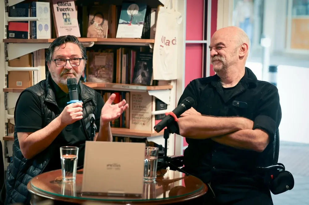 Dani Yako y Martín Caparrós, en Olavide Bar de Libros, en Madrid.