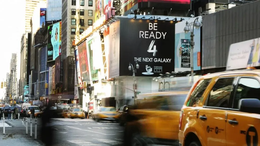 La cuenta oficial de Samsung para dispositivos móviles tuiteó en inglés: Preparate para #ElPróximoGalaxy en @TimesSquareNYC. En inglés la palabra para la escribieron con un cuatro, jugando con la fonética de for y four