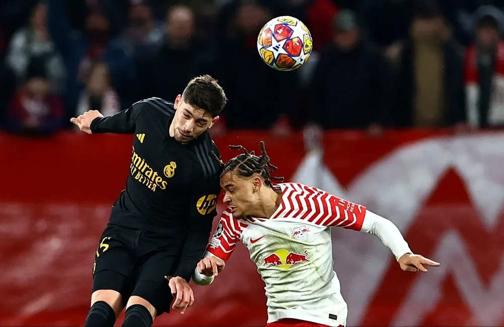 Federico Valverde le gana de arriba a Xavi Simons