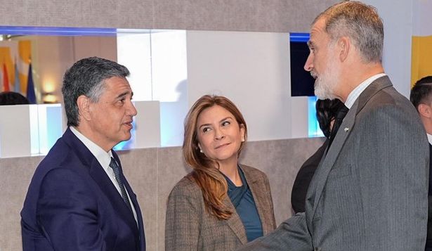 El saludo de Jorge Macri el rey Felipe VI en la cumbre de alcaldes de la Unión de Ciudades Capitales Iberoamericanas, en Madrid. TWITTER