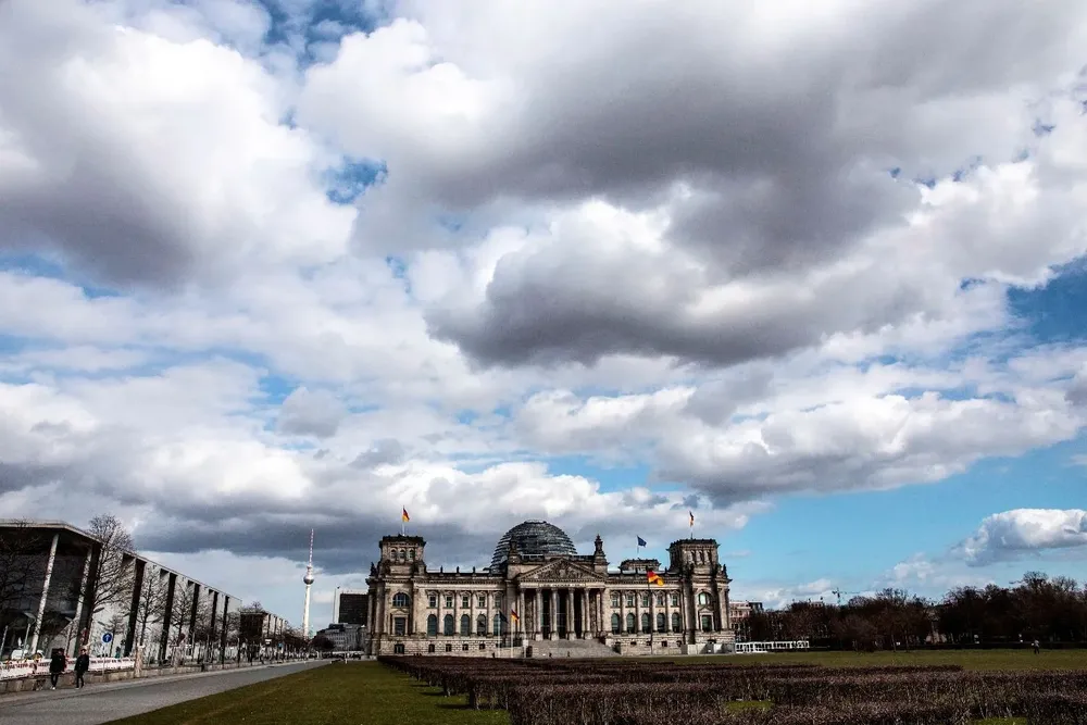 El país enfrenta este momento con un gobierno interino mientras se dan las negociaciones para formar una nueva coalición