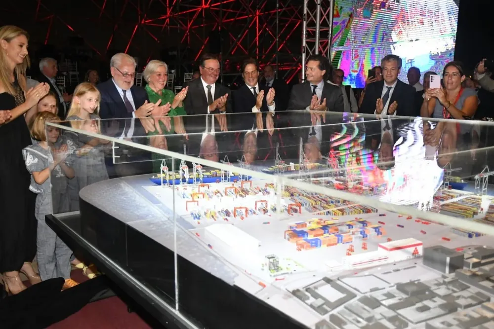 El presidente Luis Lacalle Pou junto a la familia Huts y autoridades del gobierno