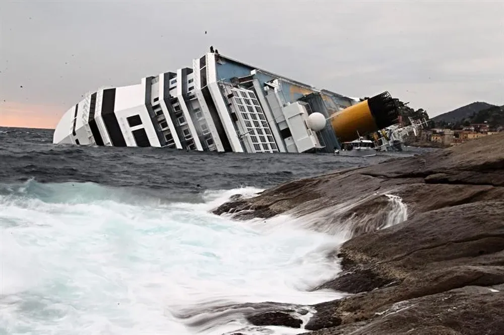 Italia- Foto de archivo del Costa Concordia encallado en el primer día del juicio al capitán del barco