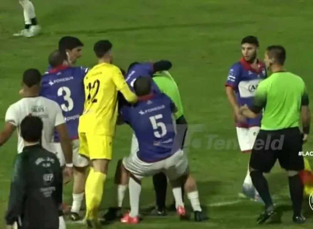 Así reaccionó Andrés Berrueta contra el árbitro Carlos Sotelo