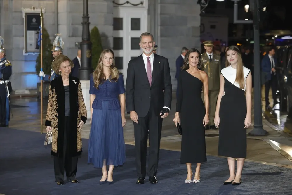 La reina emérita Doña Sofía, la Princesa Leonor, El Rey Felipe VI, la Reina Letizia y la Infanta Sofía posan a la salida de la 43ª edición de la entrega de los ‘Premios Princesa de Asturias 2023’, en el teatro Campoamor, a 20 de octubre de 2023.