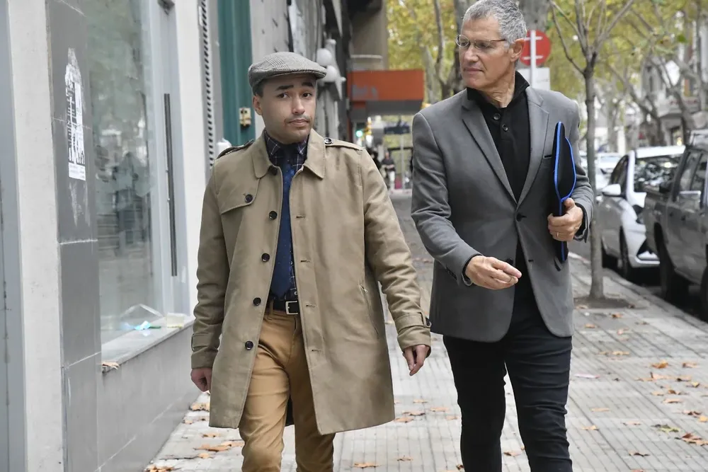 Sebastián Mauvezín junto a su abogado Juan Carlos Fernández Lecchini, tras su declaración en Fiscalía por el caso Penadés