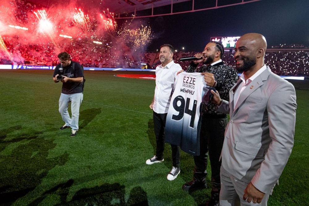 Memphis Depay al ser presentado en Corinthians