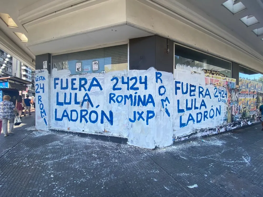 Pintada en contra de Lula en las inmediaciones de la Intendencia de Montevideo