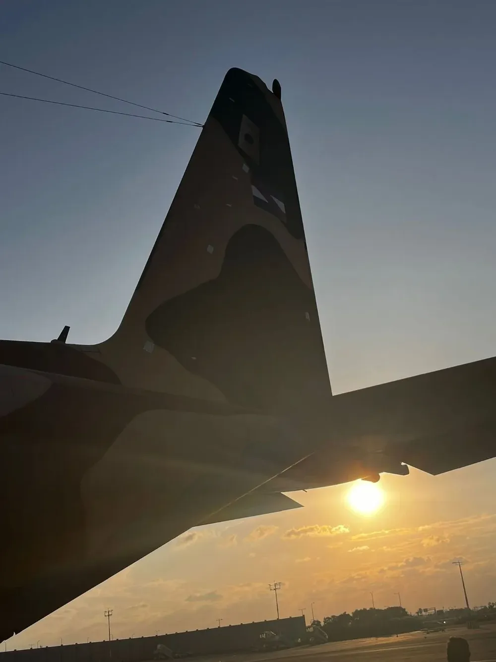 Hécules transportando 80 uruguayos que fueron evacuados de Israel