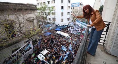 Cristina Kirchner recibió el apoyo de sus seguidores, a 100 días de la detención domiciliaria
