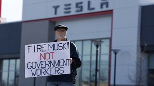 Protesta contra Musk en un concesionario Tesla en Michigan