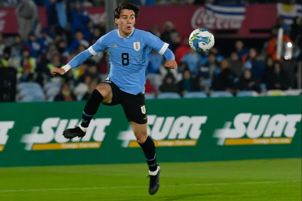 Facundo Pellistri con la 8 de la selección