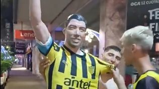 Le pusieron la camiseta de Peñarol a la estatua de Luis Suárez en Salto