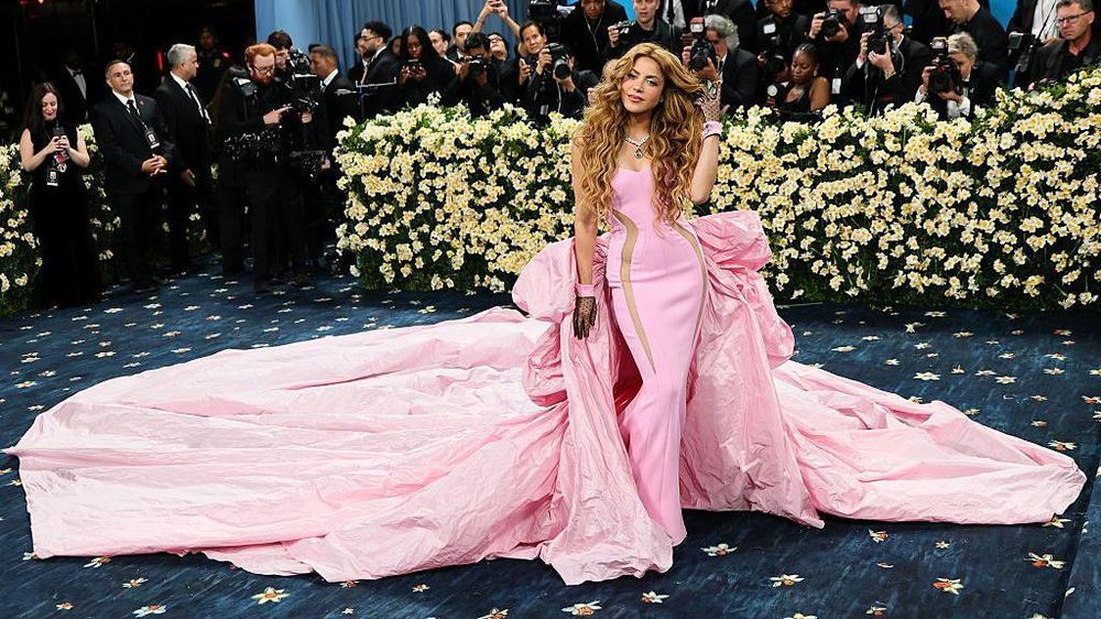 Shakira sorprendió con un enorme vestido rosa, diseñado por Prabal Gurung.