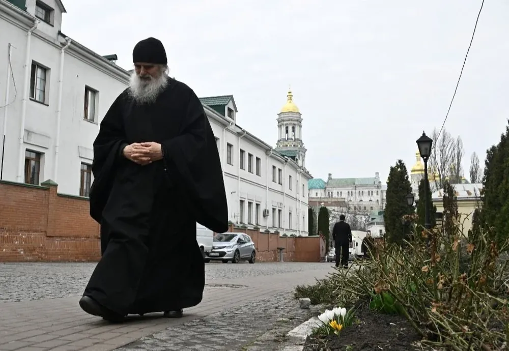 Monjes ucranianos resisten a la expulsión de Kiev