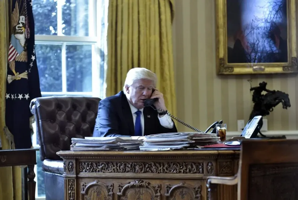 Trump habla por teléfono con Vladimir Putin.