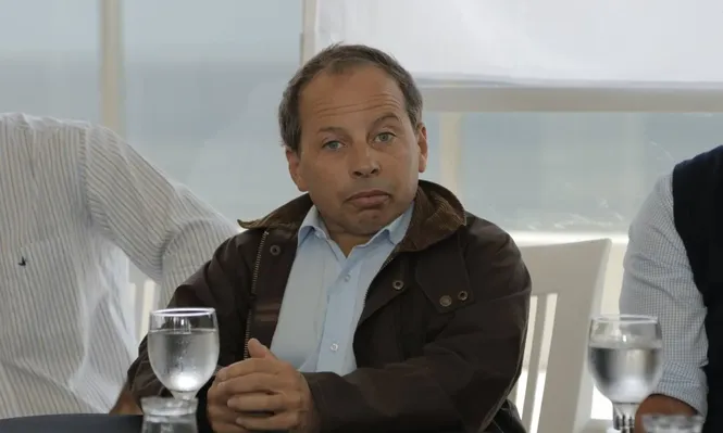 «Se gobierna mirando al puerto y pareciera que desconocen lo que llevan los contenedores y de dónde vienen»