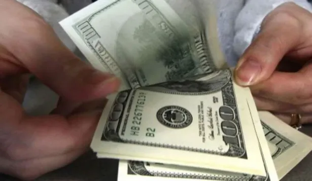 Dólar baja y exportadores piden al gobierno que no suba tarifas