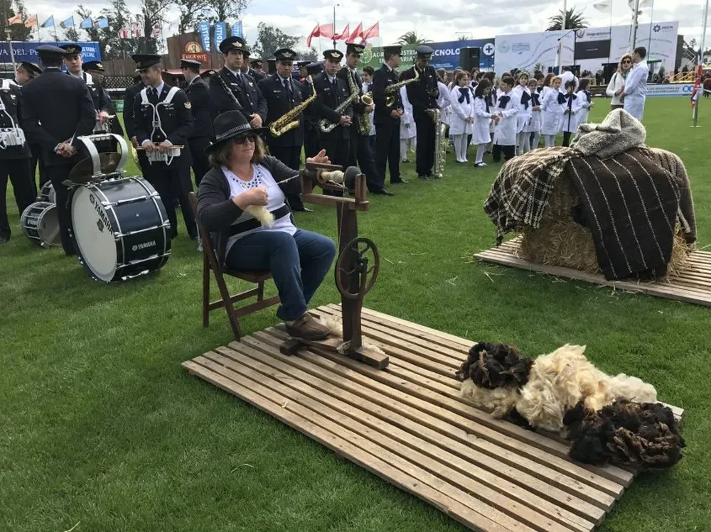 También se pudo ver a una dama hilando, otro oficio típico del medio rural.