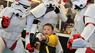 Fans de Star Wars disfrazados de stormtroopers posan con un niño durante una exhibición de juguetes en Taipei, Taiwán