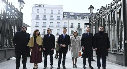 El presidente de la Región de Murcia, Fernando López Miras; la presidenta de la Comunidad de Madrid, Isabel Díaz Ayuso; el presidente de la Junta de Andalucía, Juanma Moreno; el presidente del Partido Popular, Alberto Núñez Feijóo; la secretaria general del PP, Cuca Gamarra; el presidente de la Xunta de Galicia, Alfonso Rueda, y el presidente de la Junta de Castilla y León, Alfonso Fernández Mañueco, posan a su llegada al acto de homenaje a la Constitución.